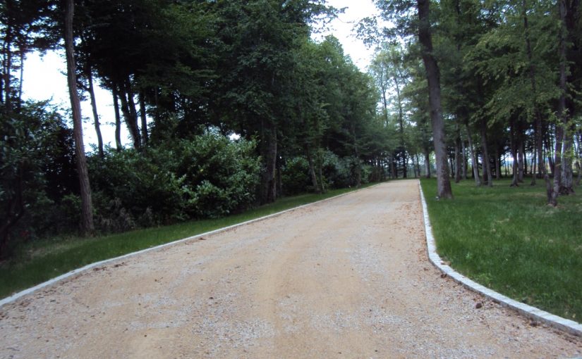 Allée en concassé et bordure en pavés granit