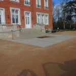 Cour en sable stabilisé et placette en béton désacitvé